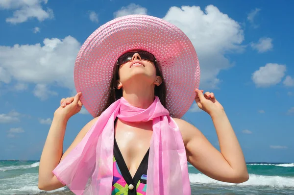 Jeune Femme Leva Tête Soleil Garda Chapeau Rose Avec Les — Photo