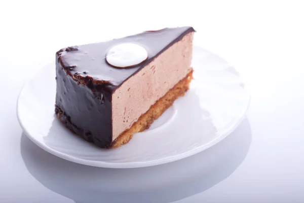 Вкусный Шоколадный Торт Тарелке Белом Фоне Слабый Акцент — стоковое фото