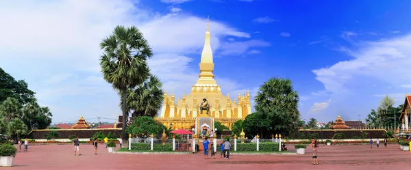 位于万象市Pha Luang寺庙的金塔 在老挝旅行 — 图库照片
