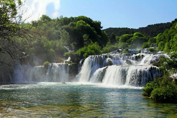 Doğanın Arka Planında Güzel Bir Şelale — Stok fotoğraf