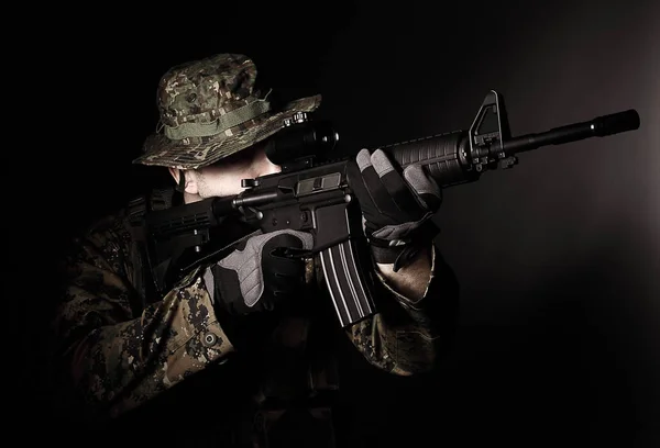 Soldato Caucasico Con Fucile Sfondo Scuro — Foto Stock
