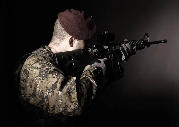 Retrato Soldado Caucasiano Com Fuzil — Fotografia de Stock