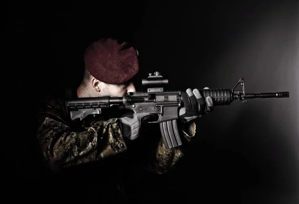 Soldado Caucasiano Com Fundo Escuro Rifle — Fotografia de Stock