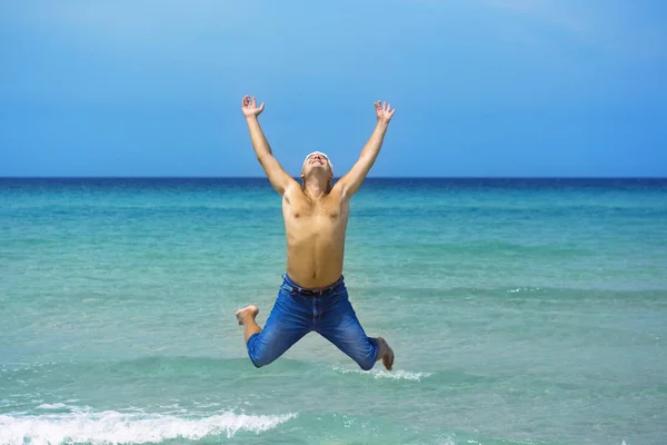 Tropik Sahilde Atlayan Adam — Stok fotoğraf