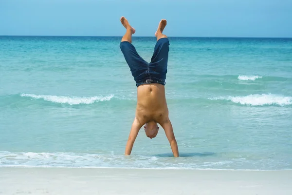 Άνθρωπος Έχει Μια Διασκέδαση Στην Τροπική Παραλία — Φωτογραφία Αρχείου