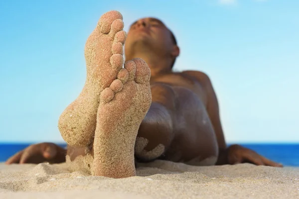 Man Relaxing Tropical Beach Focus His Feet — ストック写真