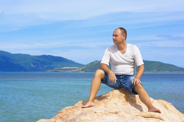 Hombre Sentado Roca Cerca Del Océano — Foto de Stock