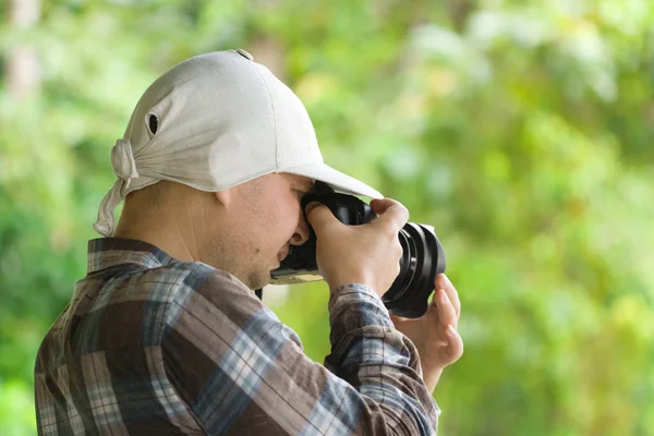 Fotografo Con Fotocamera Digitale Sfondo Verde Naturale — Foto Stock