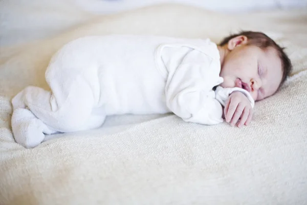 Potret Lucu Bayi Perempuan Yang Baru Lahir Tidur — Stok Foto