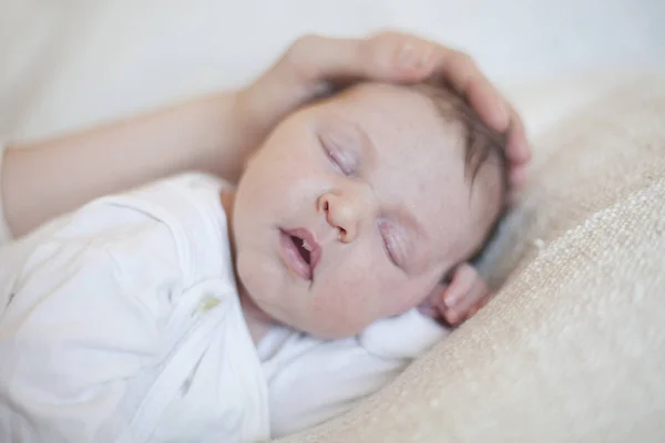 眠っているかわいい赤ちゃんの女の子の肖像画 — ストック写真