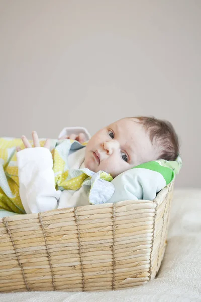 Portrét Dívky Roztomilý Novorozence Ležící Koši Roztomilé Šaty — Stock fotografie
