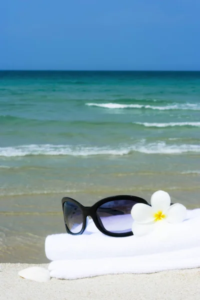 Gafas Sol Flores Toallas Playa Tropical — Foto de Stock