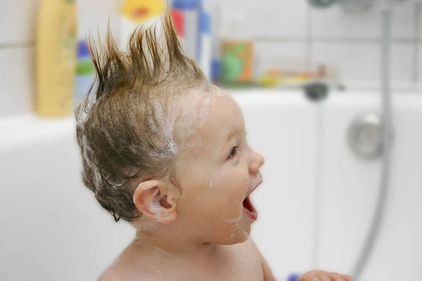 Kind Baadt Met Grappige Schuim Kapsel — Stockfoto