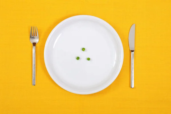 Placa Con Tenedor Cuchillo Sobre Fondo Blanco — Foto de Stock