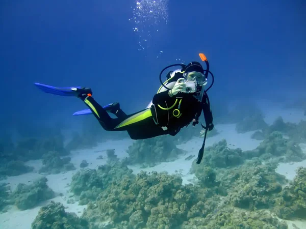 Mergulhador Com Câmera Fundo Bolhas Fotógrafo Subaquático — Fotografia de Stock