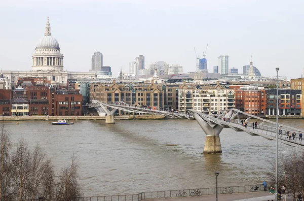 从泰特现代美术馆到伦敦市的泰晤士河对面的风景 圣保罗大教堂和千禧桥 — 图库照片