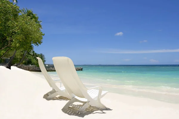 Dwa Puste Krzesła Plażowe Wybrzeże Oceanu Indyjskiego Malediwy — Zdjęcie stockowe