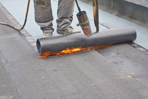 Ett Tak Svetsat Ett Ark Tjärpapper Med Brännaren — Stockfoto