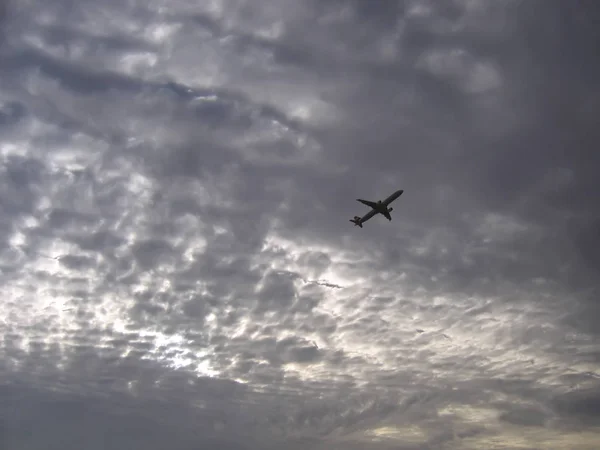 Avião Céu Pôr Sol Colorido Com Nuvens — Fotografia de Stock