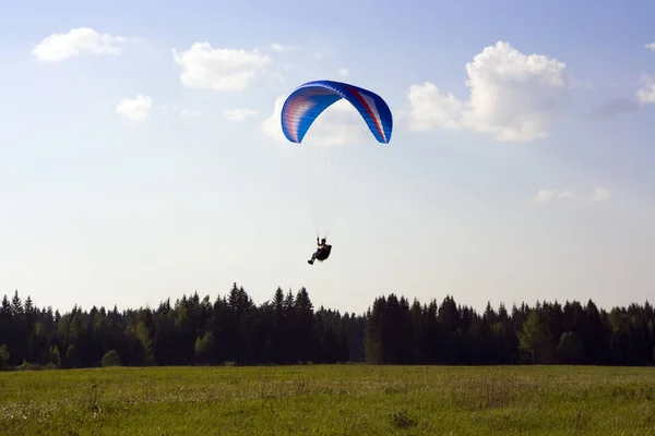 Parapente Atterrissant Avec Aile Bleue — Photo