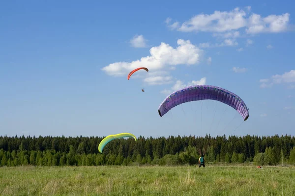 Boomparagliders Met Kleurenvleugels — Stockfoto