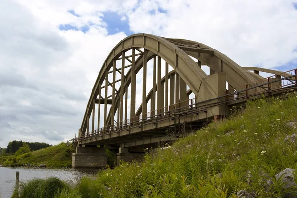 河上的一座古老的石桥 — 图库照片