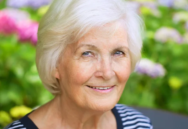 Portrait Beautiful Senior Woman Park — Stock Photo, Image