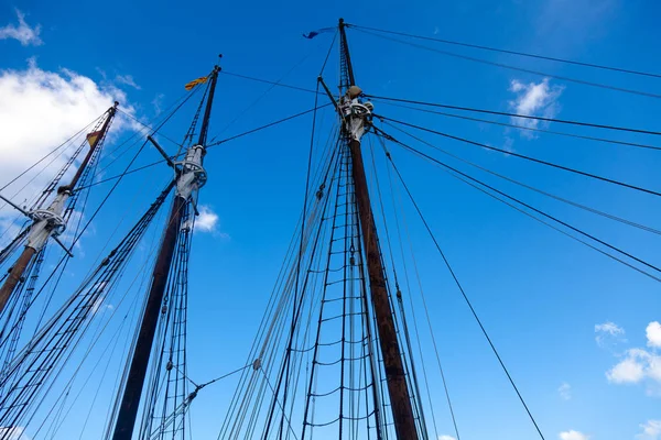 海盗船的船用绳梯旧船上的海底麻绳 楼上桅杆上的梯子 — 图库照片