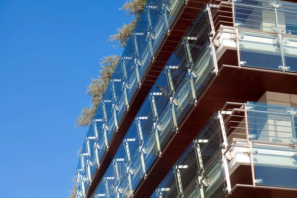 Edificio Moderno Fachadas Paneles Vidrio Contra Cielo Azul — Foto de Stock