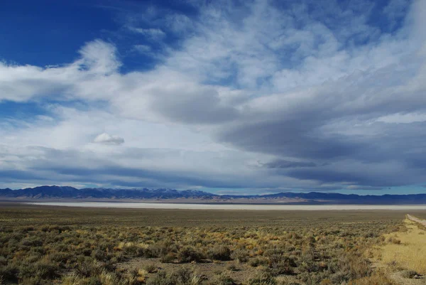 Longo Estrada Jipe Para Apartamentos Sal Montanhas Desatoya Nevada — Fotografia de Stock