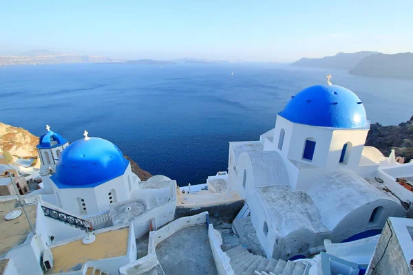 Famosas Cúpulas Azules Iglesias Ortodoxas Fondo Del Mar Isla Santorini —  Fotos de Stock
