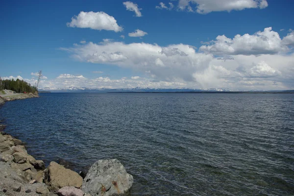 Δρόμος Και Λίμνη Yellowstone Wyoming — Φωτογραφία Αρχείου