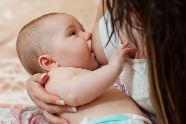 Młoda Mama Opiekuje Się Dzieckiem Łóżku Karmienie Piersią — Zdjęcie stockowe