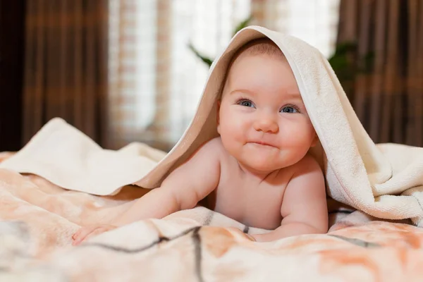 Söt Liten Bebis Med Handduk Ligger Sängen Hemma — Stockfoto