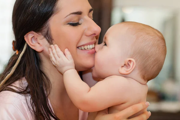 Mãe Seu Doce Bebê Quarto Casa Família Feliz — Fotografia de Stock