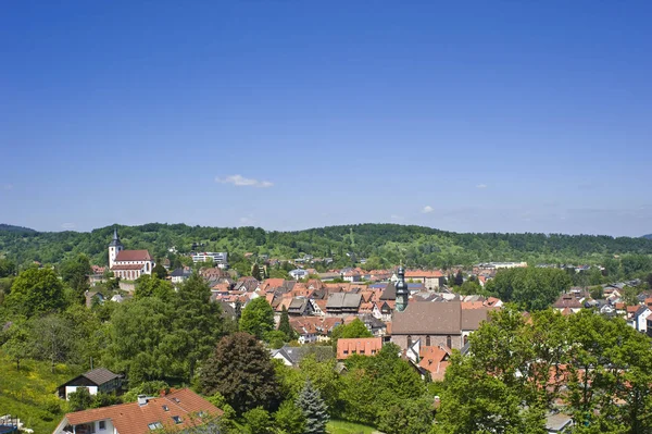 城市景观与我们的夫人教堂和圣詹姆斯教堂 Gernsbach Murgtal 黑森林 Baden Wuerttemberg — 图库照片