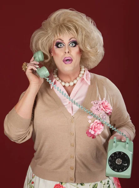 Surpreendido Drag Queen Segurando Telefone Sobre Fundo Marrom — Fotografia de Stock