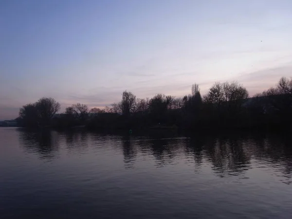 川の上の夕暮れ — ストック写真