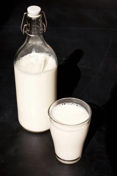 Melkfles Met Glas — Stockfoto