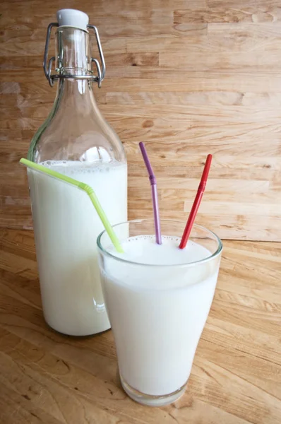 Стакан Молока Кувшин Свежей Зеленой Травы — стоковое фото