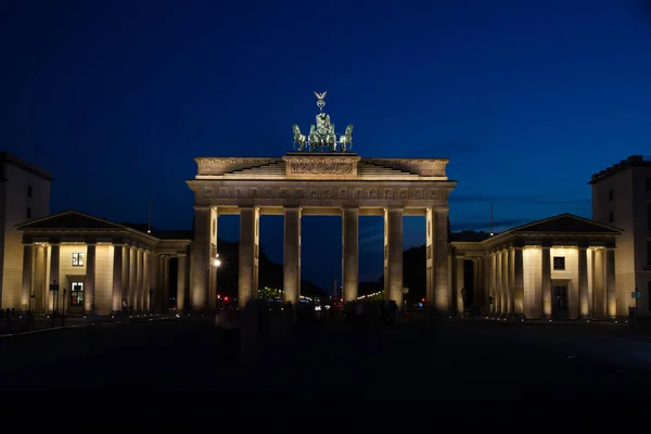 夜间在柏林的护城河广场上点亮的勃兰登堡门 — 图库照片