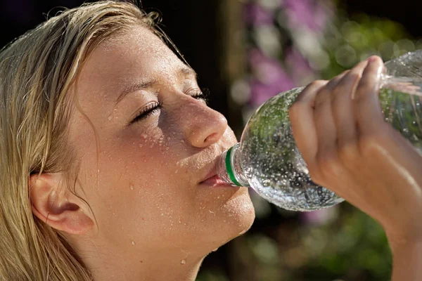 Jonge Vrouw Drinkwater Uit Een Glas — Stockfoto