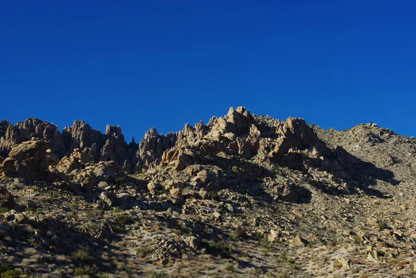 Βράχια Σκιές Και Μπλε Ουρανός Nevada — Φωτογραφία Αρχείου