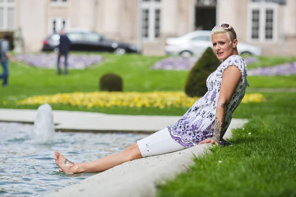 Giovane Donna Rilassa Vicino All Acqua — Foto Stock