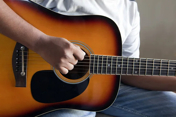 어쿠스틱 기타를 스트럼밍하는 오른손의 클로즈업 — 스톡 사진