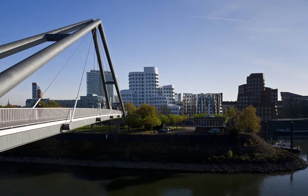 Ponte Pedonale Con Edifici Gehry Porta Della Città Primo Piano — Foto Stock