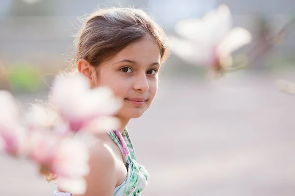 Красива Молода Дівчина Між Цвітінням Магнолії — стокове фото