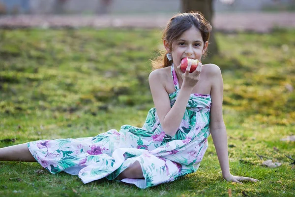 きれいな女の子はリンゴを食べる — ストック写真