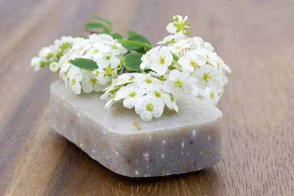 Φυσικό Σαπούνι Και Άσπρα Λουλούδια — Φωτογραφία Αρχείου
