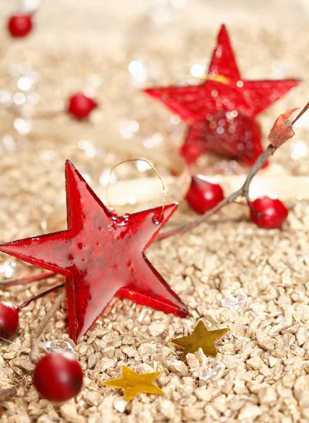 Rosso Vitreo Stelle Natale Due Oro Uno Sfondo Natalizio Festivo — Foto Stock
